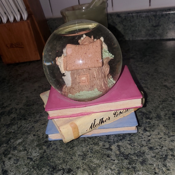 Fairytale little pig snow globe - Picture 2 of 3